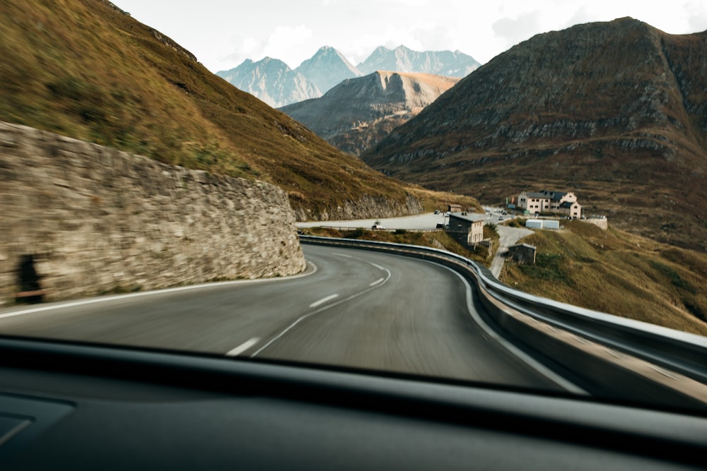 山岳地帯を通る道路