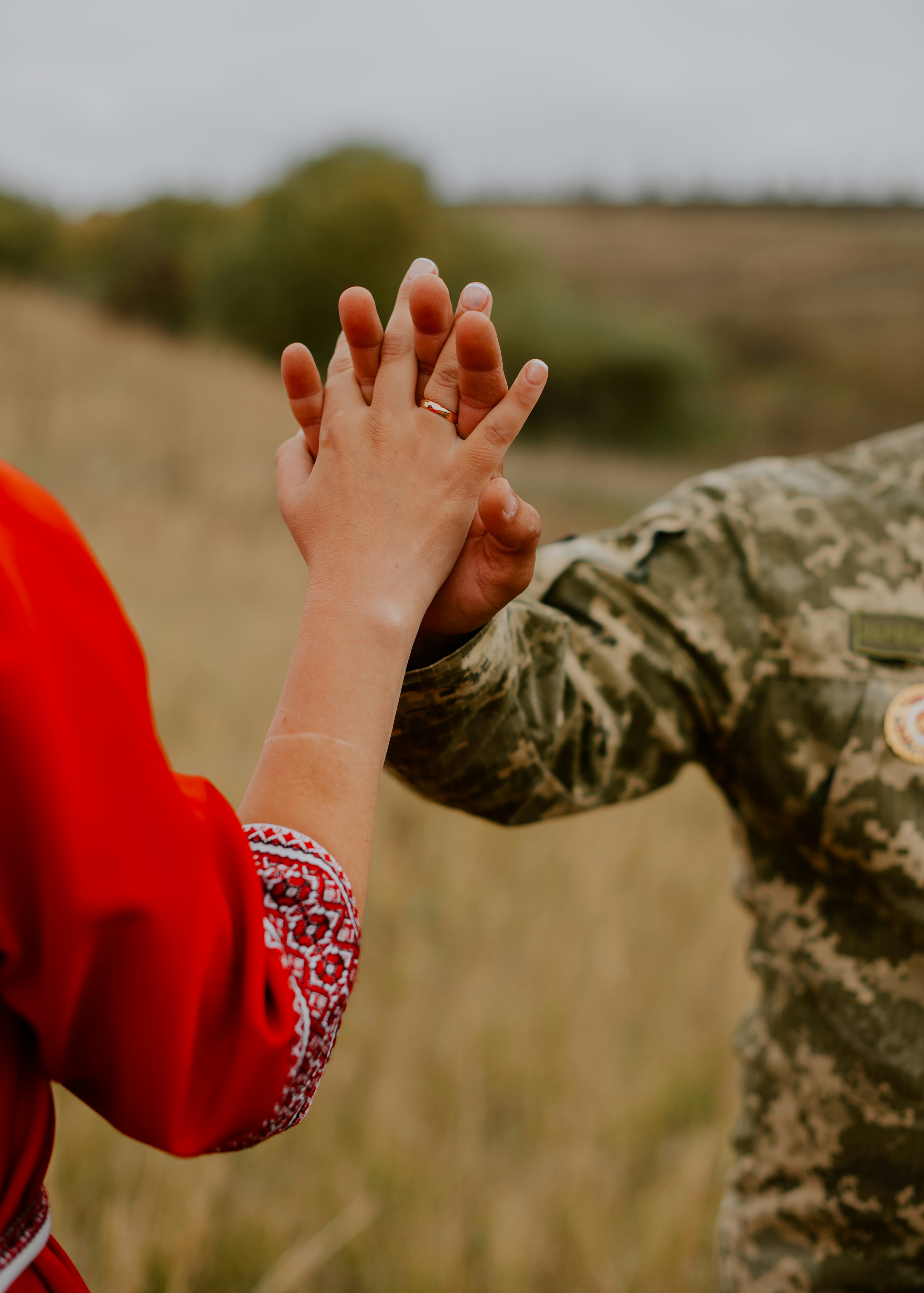 eine Person, die ihre Hände hochhält