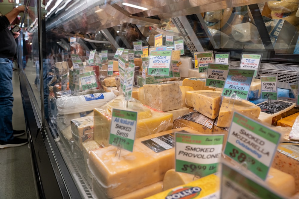 un étalage de fromages