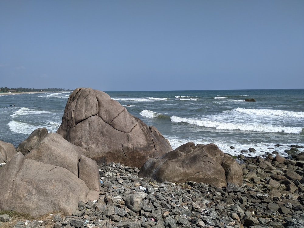 rochas em uma praia