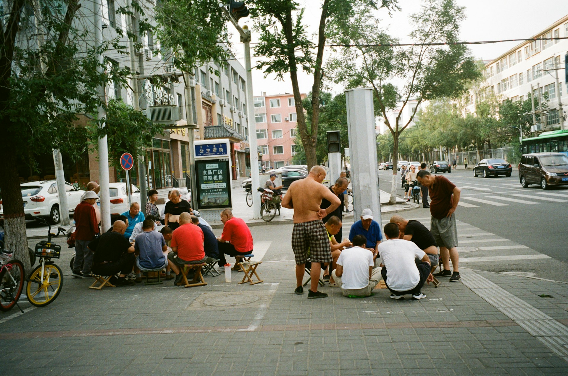 Participants gathered around a street corner, discussing their next move during the Hamburg Krimiquest.