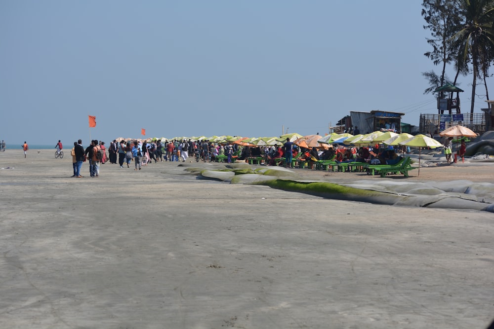 Une foule de gens sur une plage