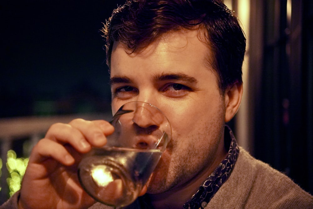 Un homme buvant dans un verre