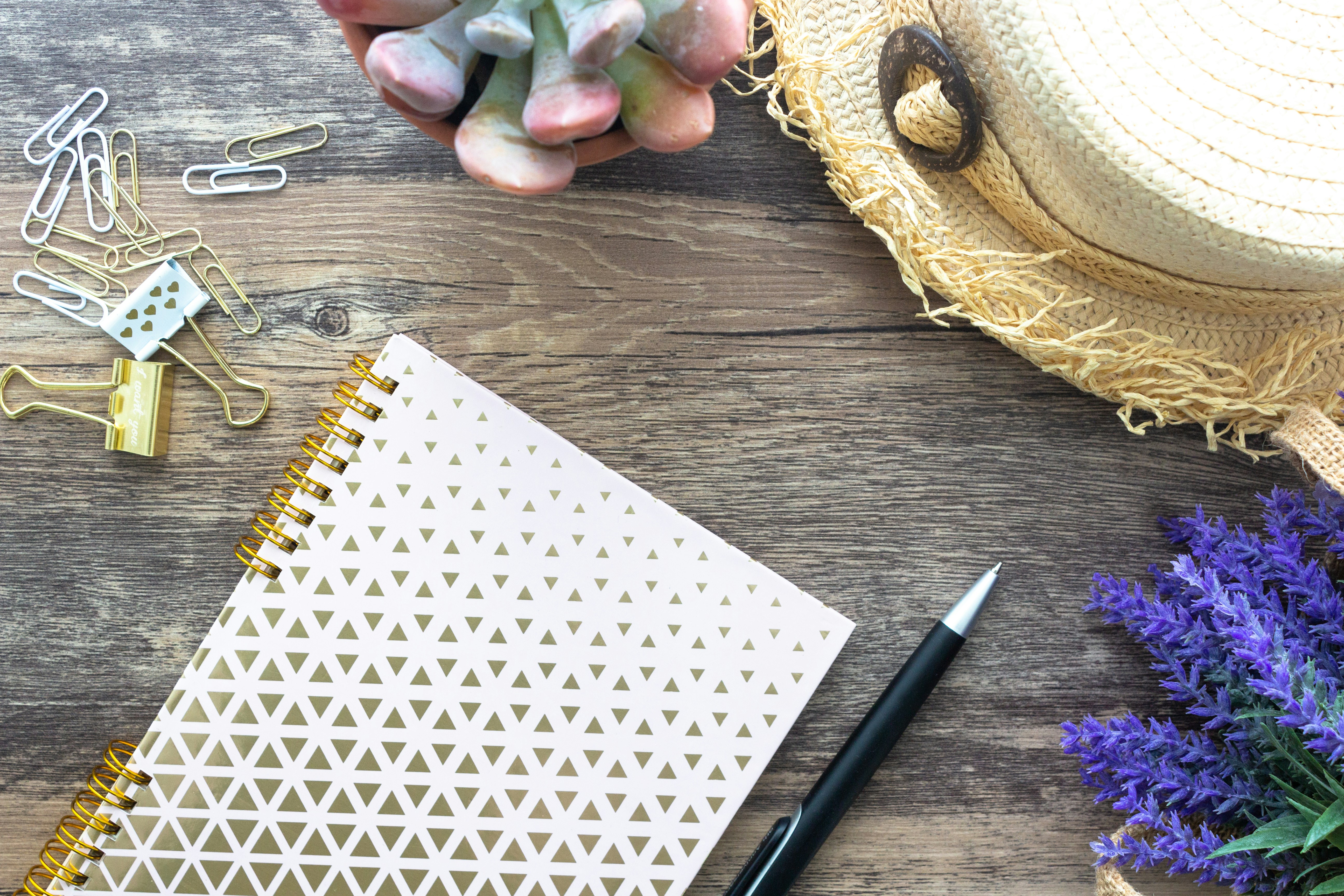 une main tenant une clé