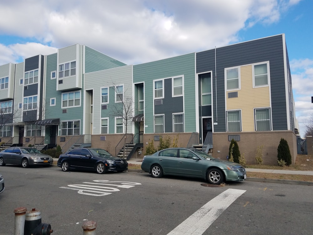 a row of cars parked in front of a building