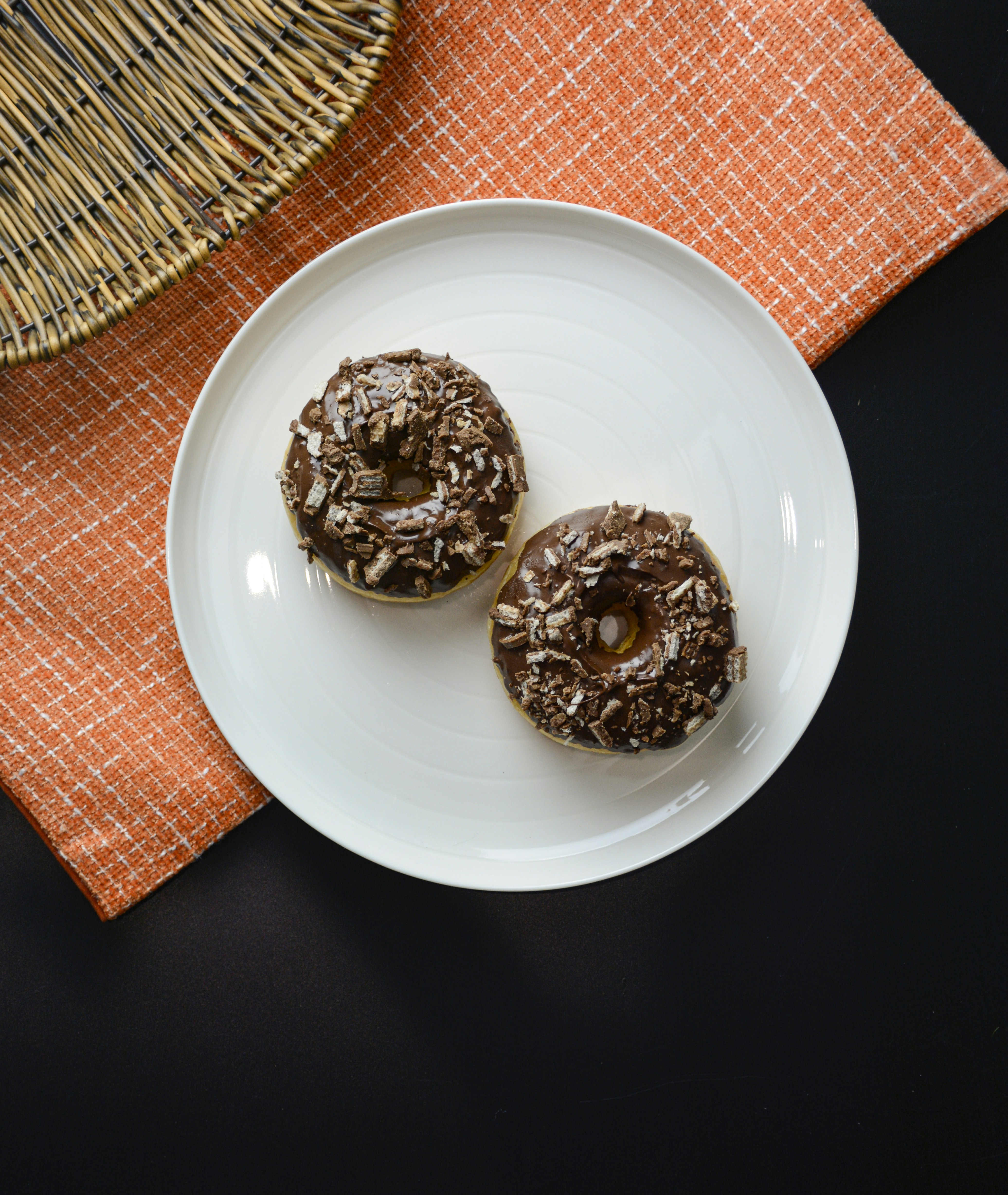 Um close up de um donut com polvilho de chocolate foto – Imagem grátis  sobre Donut na Unsplash, image size:3000x3556
