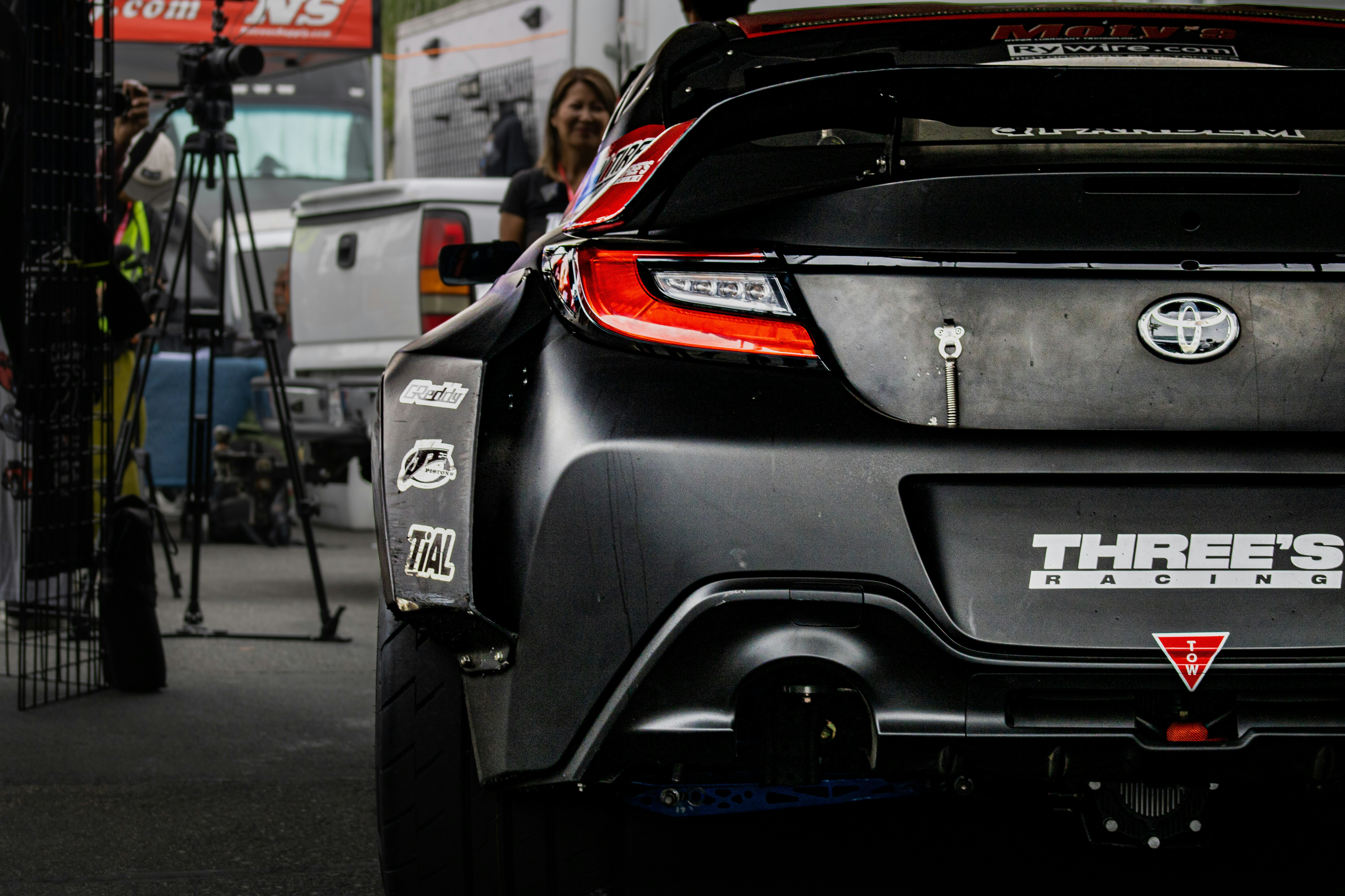 검은 차의 뒷편