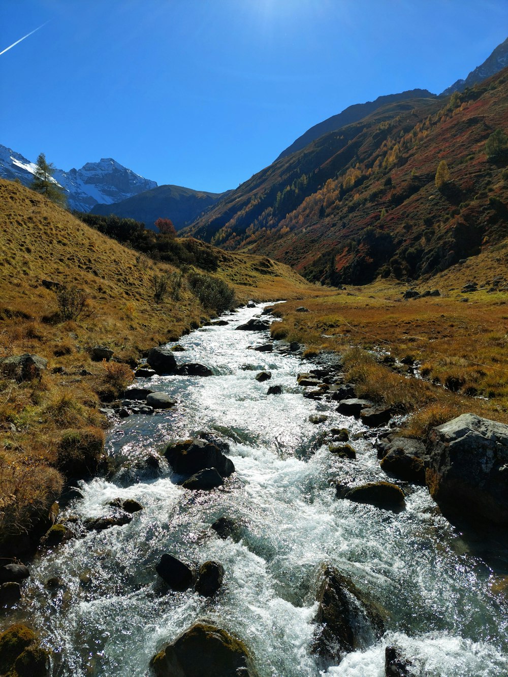 Ein Fluss, der durch ein Tal fließt