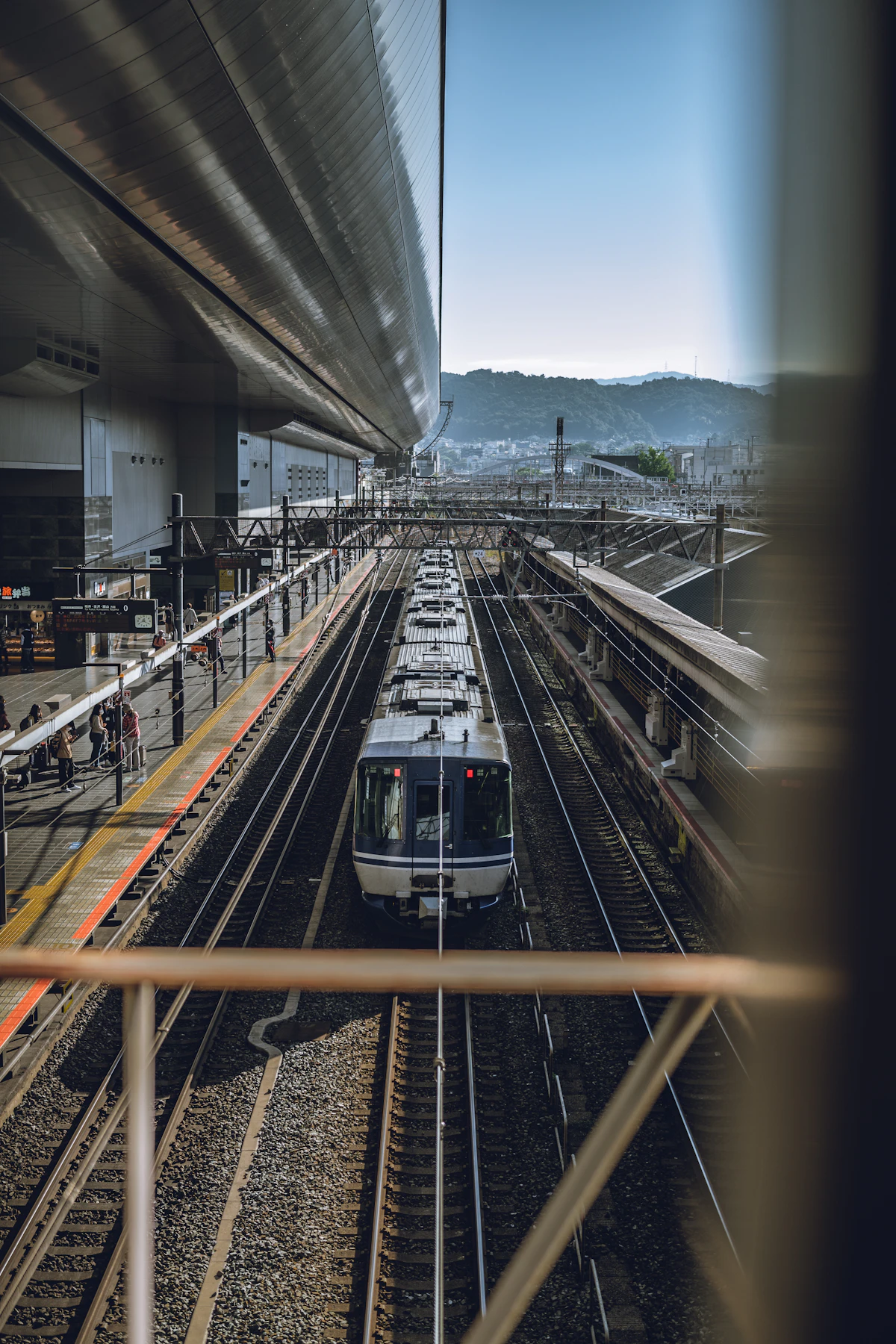 日本の鉄道謎解きイメージ：線路を走る電車