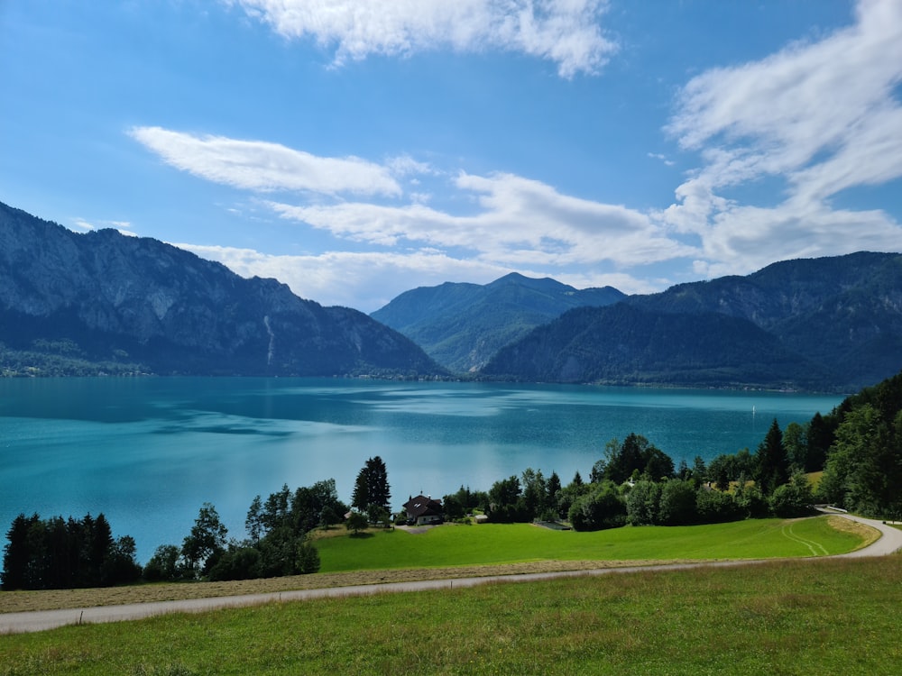 Ein See umgeben von Bergen