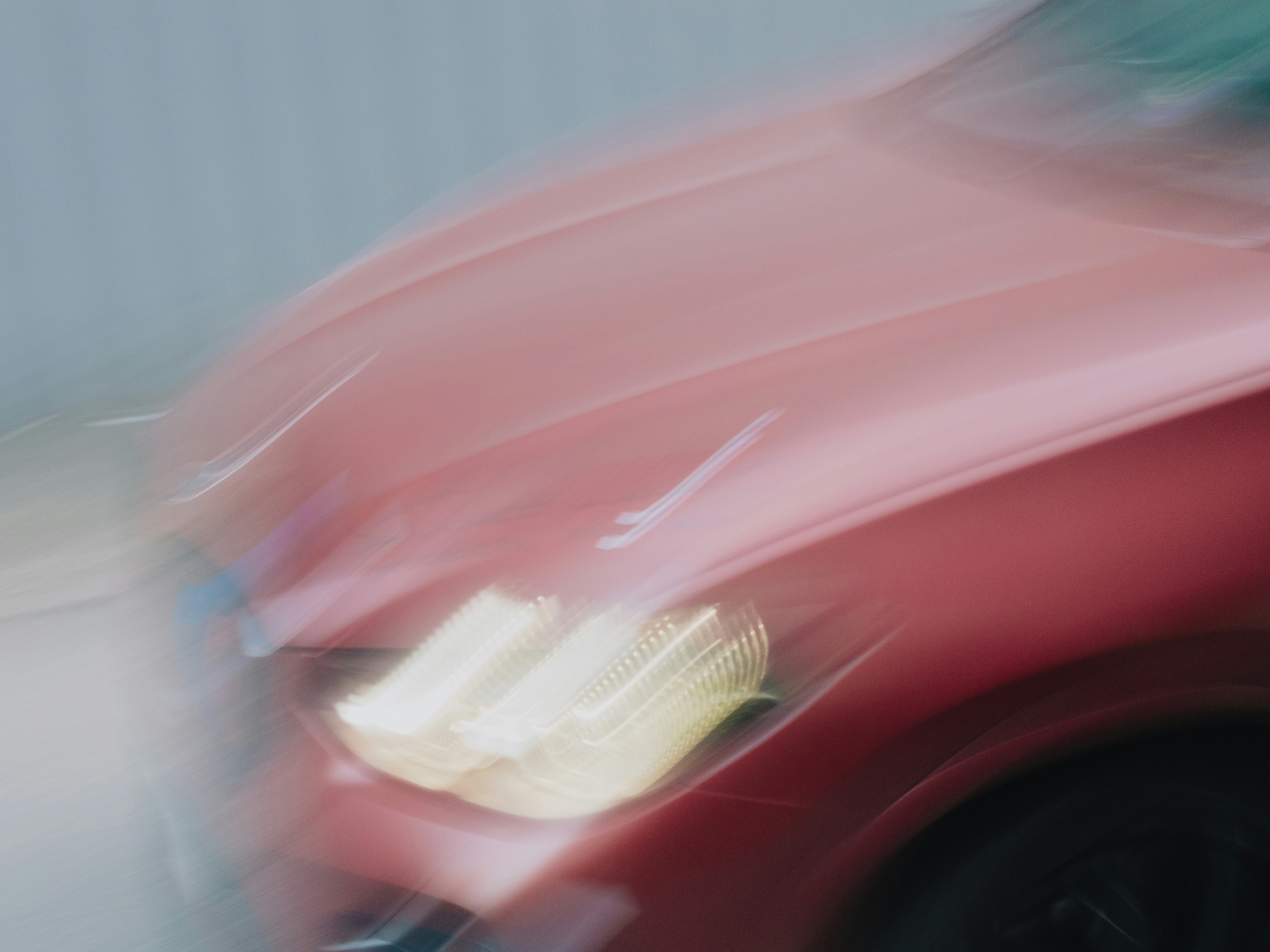 eine Person, die einen weißen Gegenstand hält