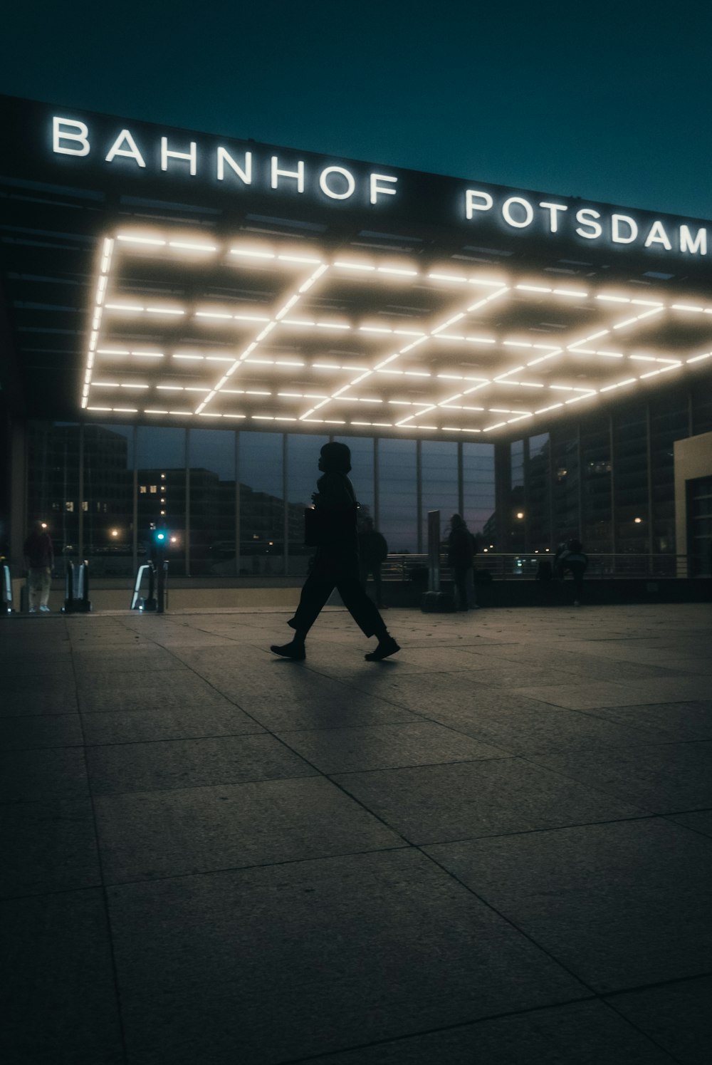 una persona caminando en un edificio grande