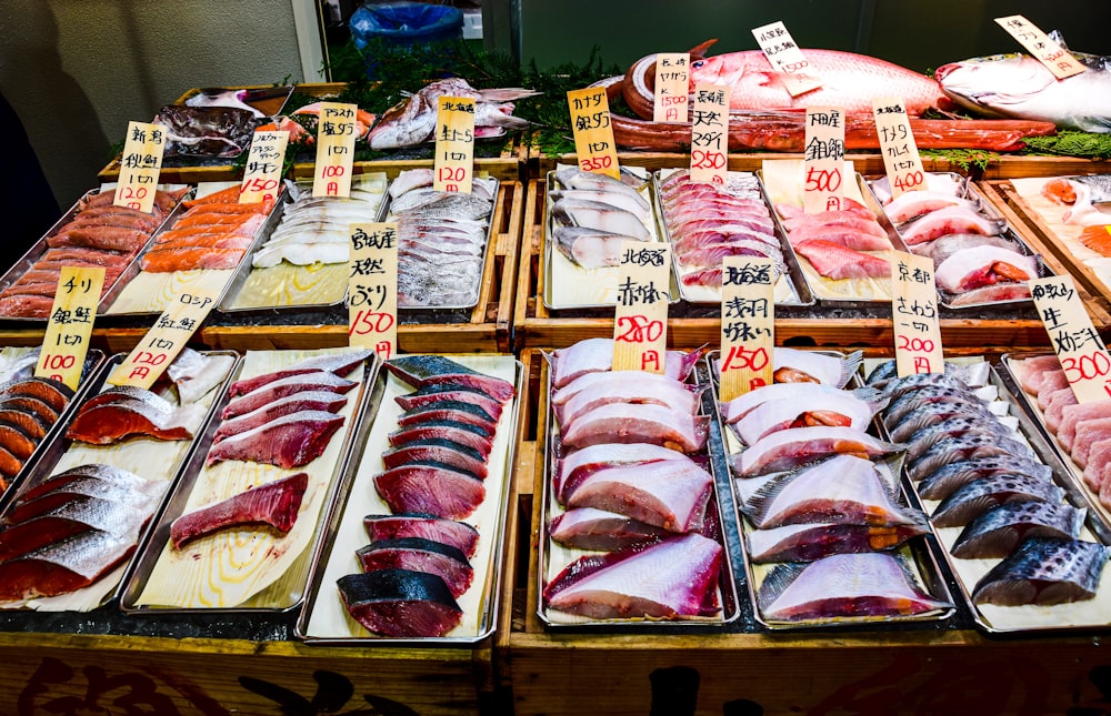 Una varietà di carni in mostra
