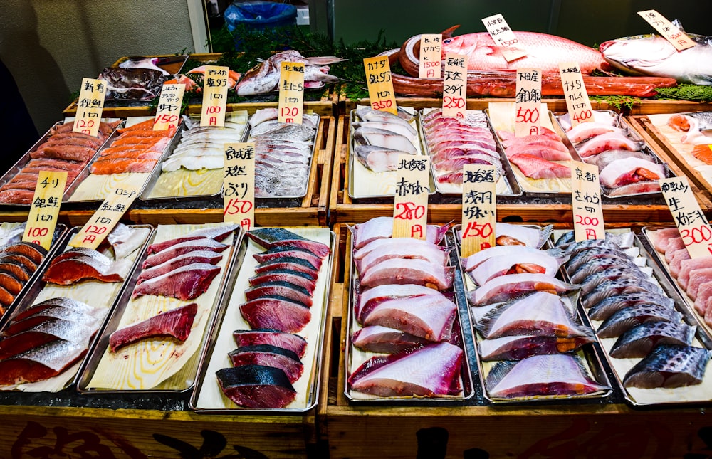 uma variedade de carnes em exposição