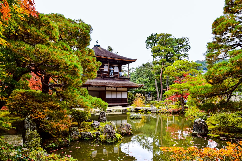 Un bâtiment de pagode au bord d’un étang