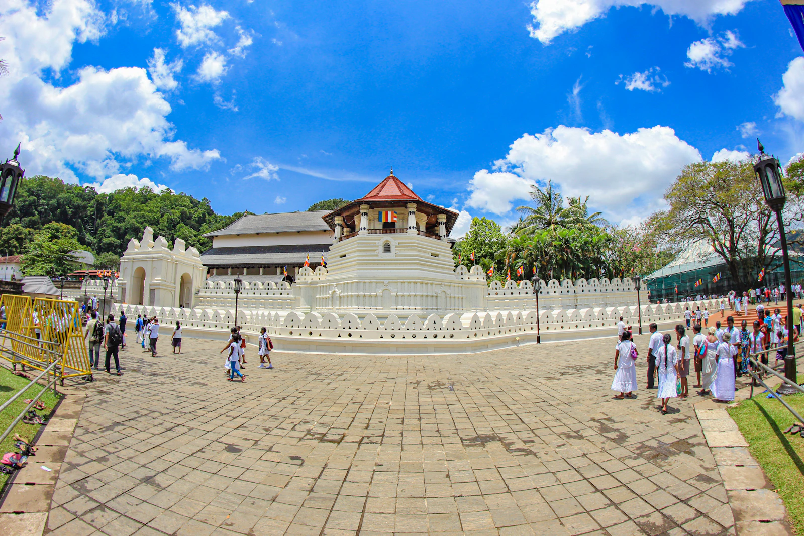 Fieles caminando frente al Templo del Diente de Buda, en Kandy
