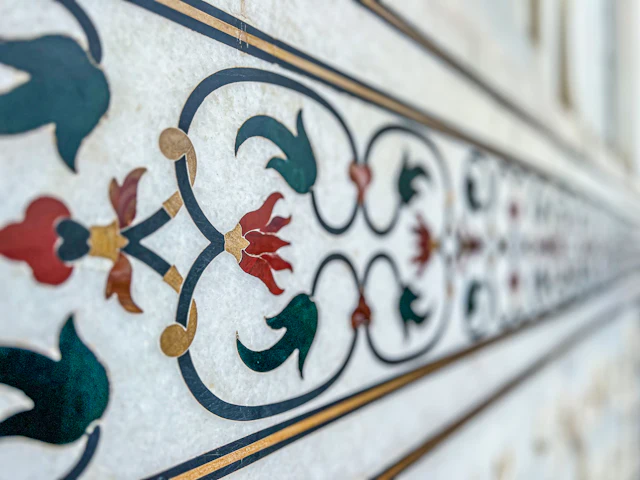 Contrast marble floor borders: example 4