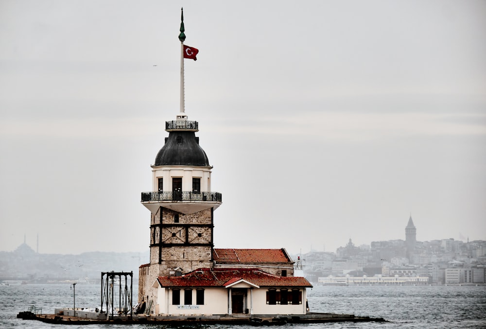 Maiden's Tower auf einem Dock