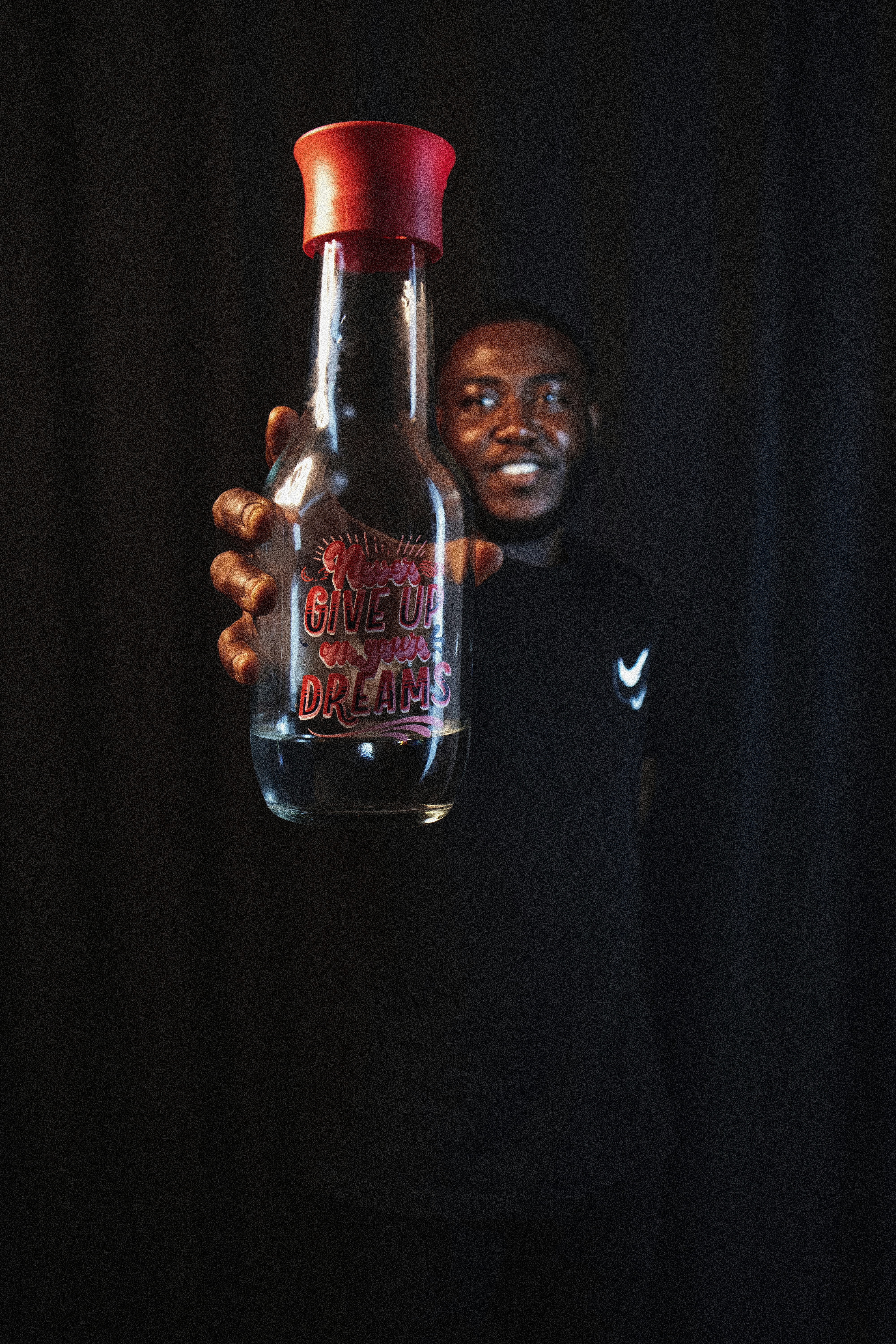 um homem segurando uma garrafa de álcool