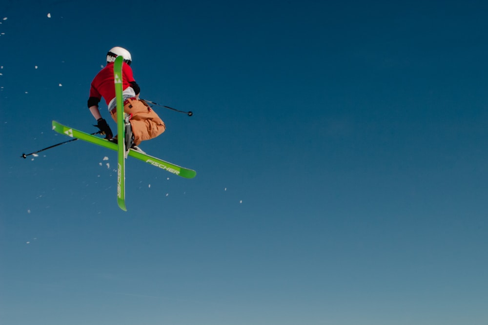 Un skieur vole dans les airs