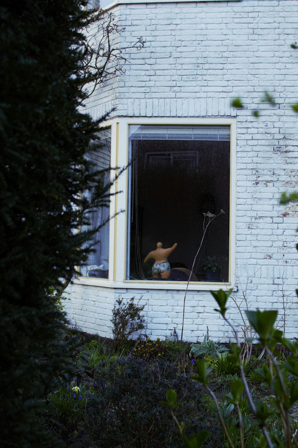 une personne assise à une fenêtre