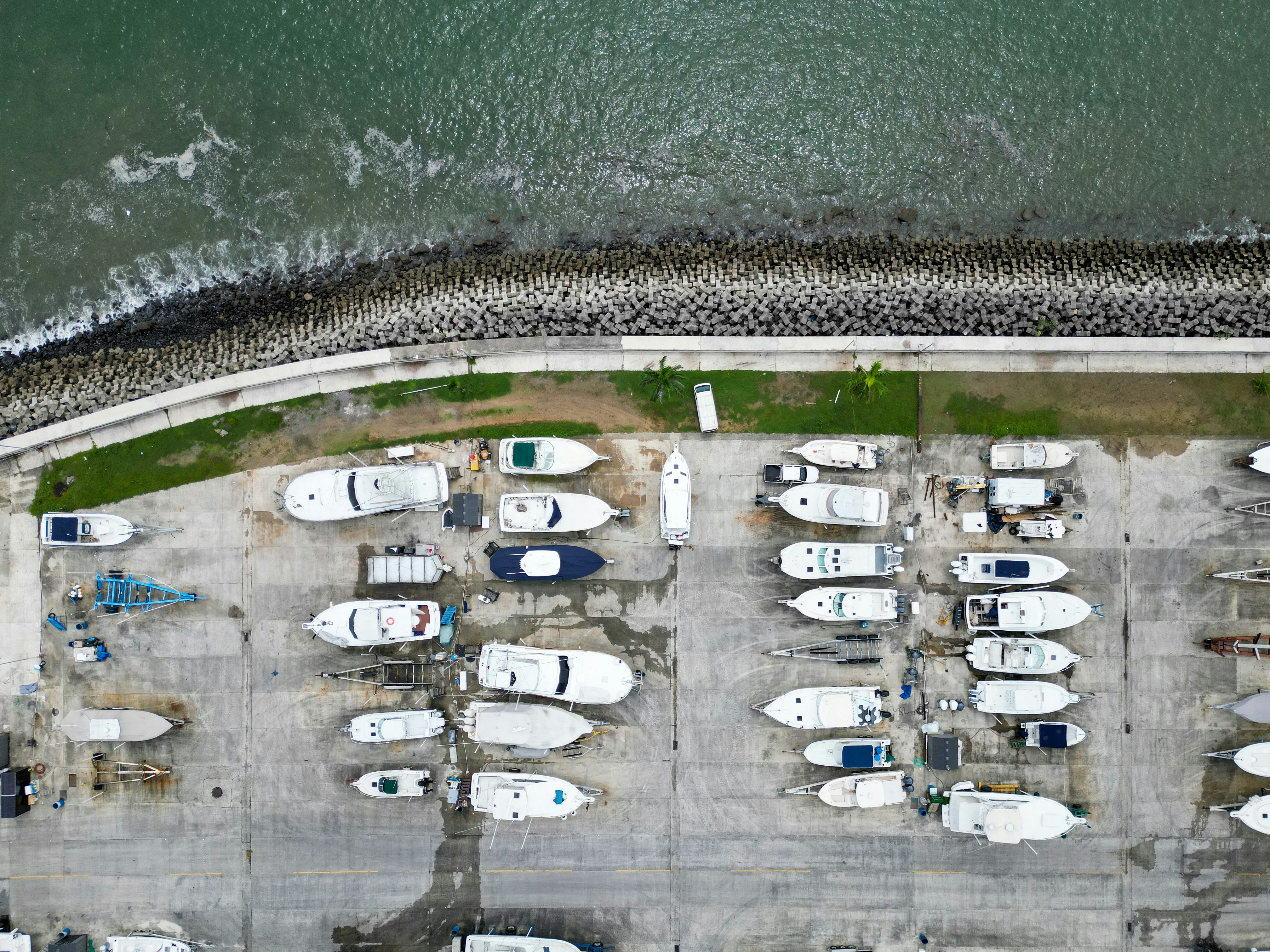 A parking lot full of cars photo Free Panamá Image on Unsplash