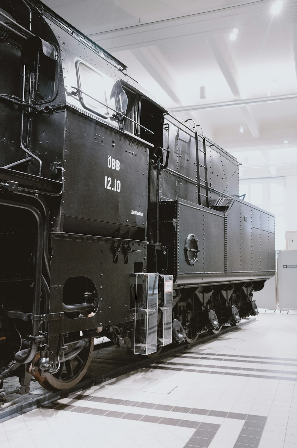 Un train noir dans une gare