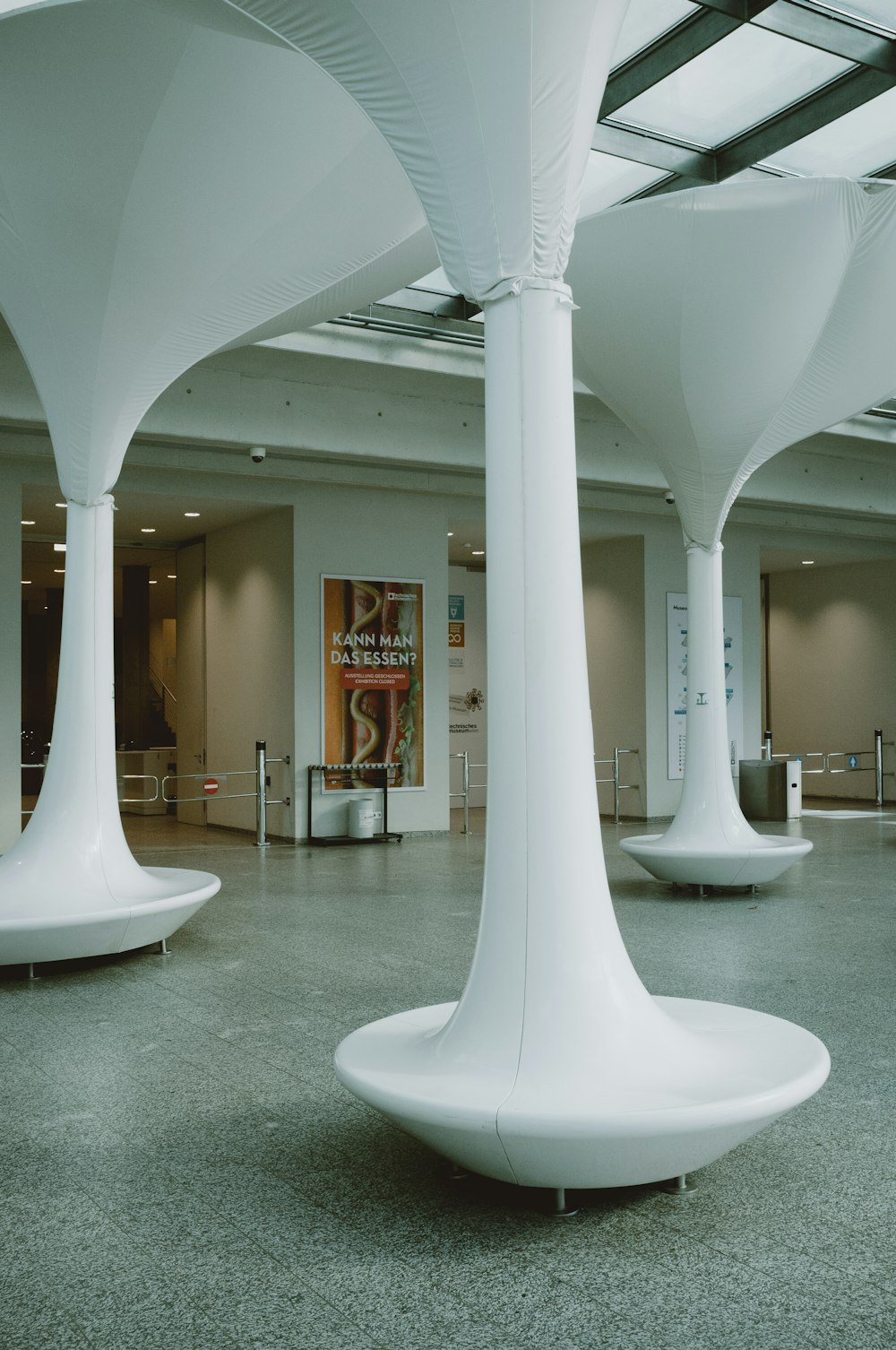 una grande colonna bianca in un edificio