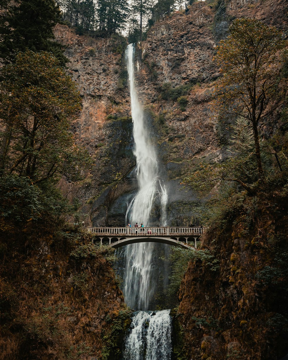 Eine Brücke über einen Wasserfall