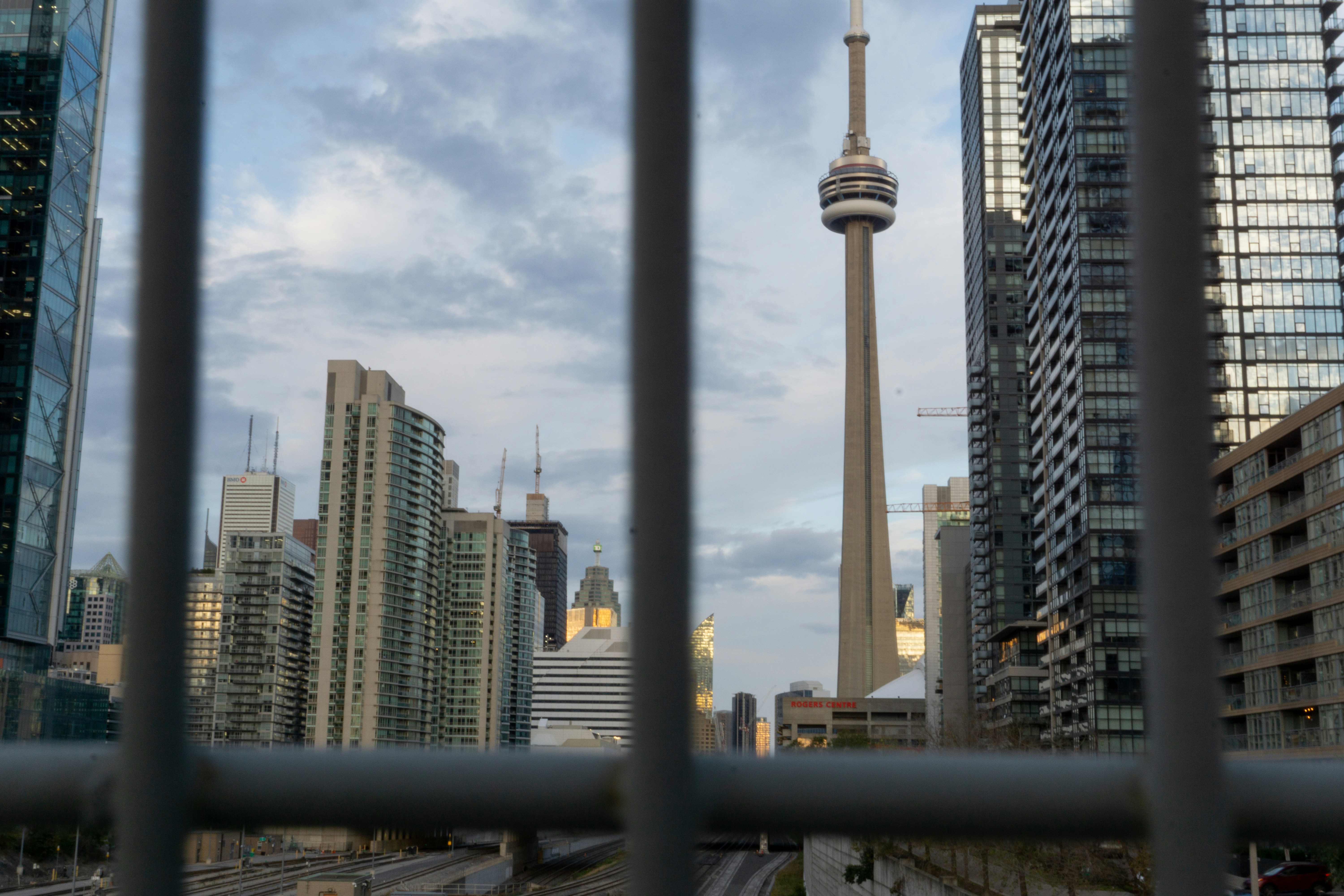 A city skyline with tall buildings photo – Free Toronto Image on Unsplash
