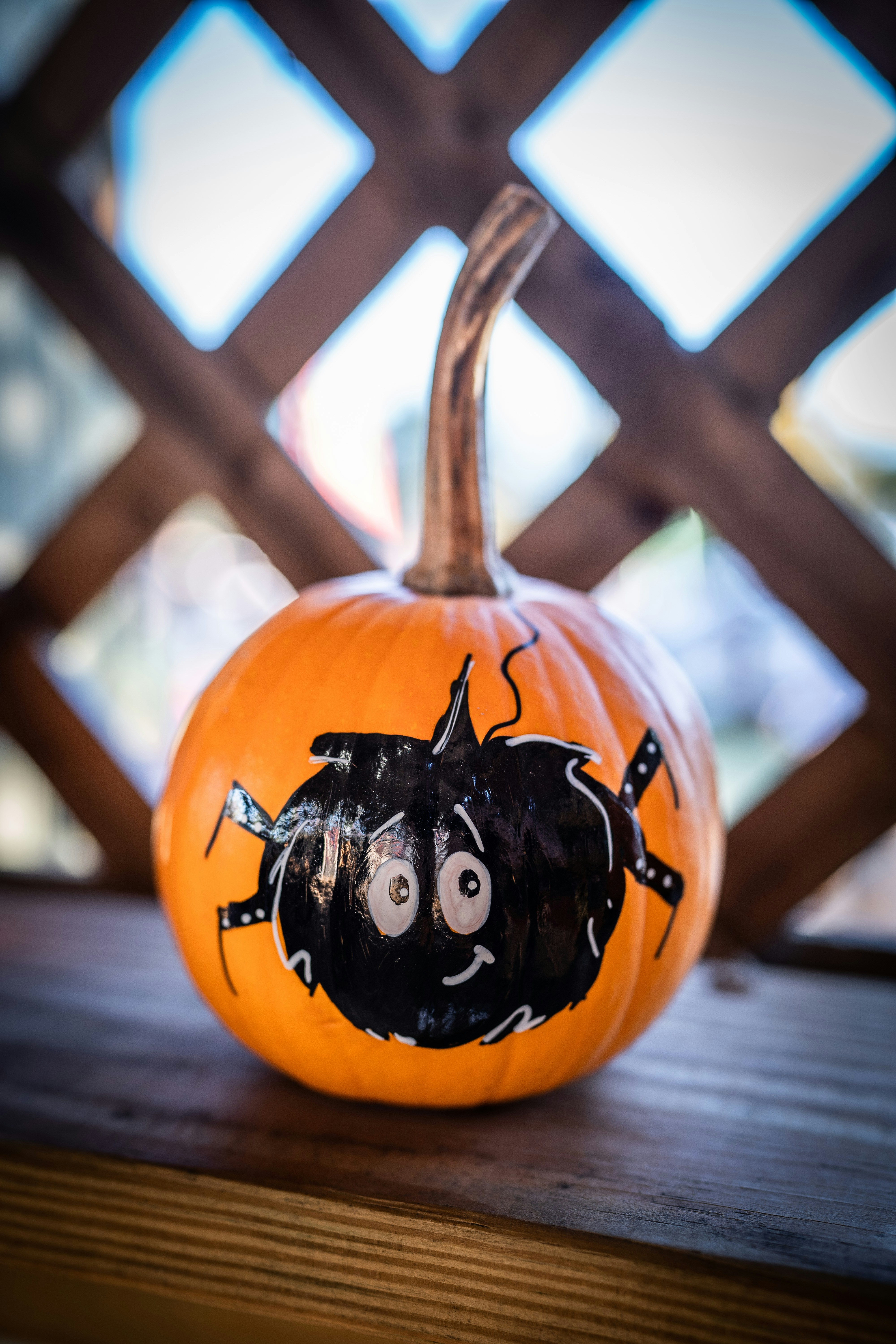 ein Kürbis mit einem darauf gezeichneten Gesicht