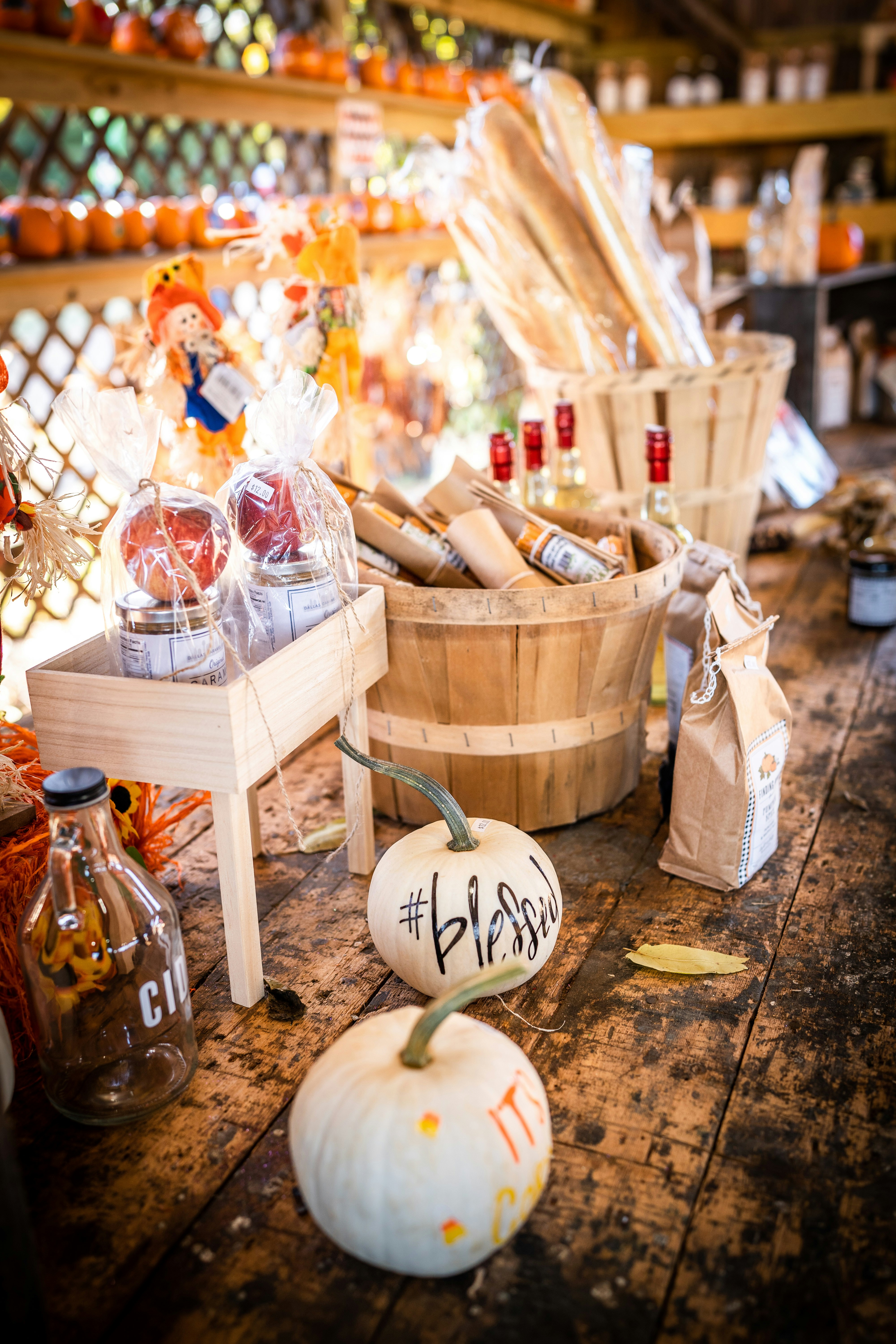 ein Kürbis mit einem darauf gezeichneten Gesicht in einem Lebensmittelgeschäft