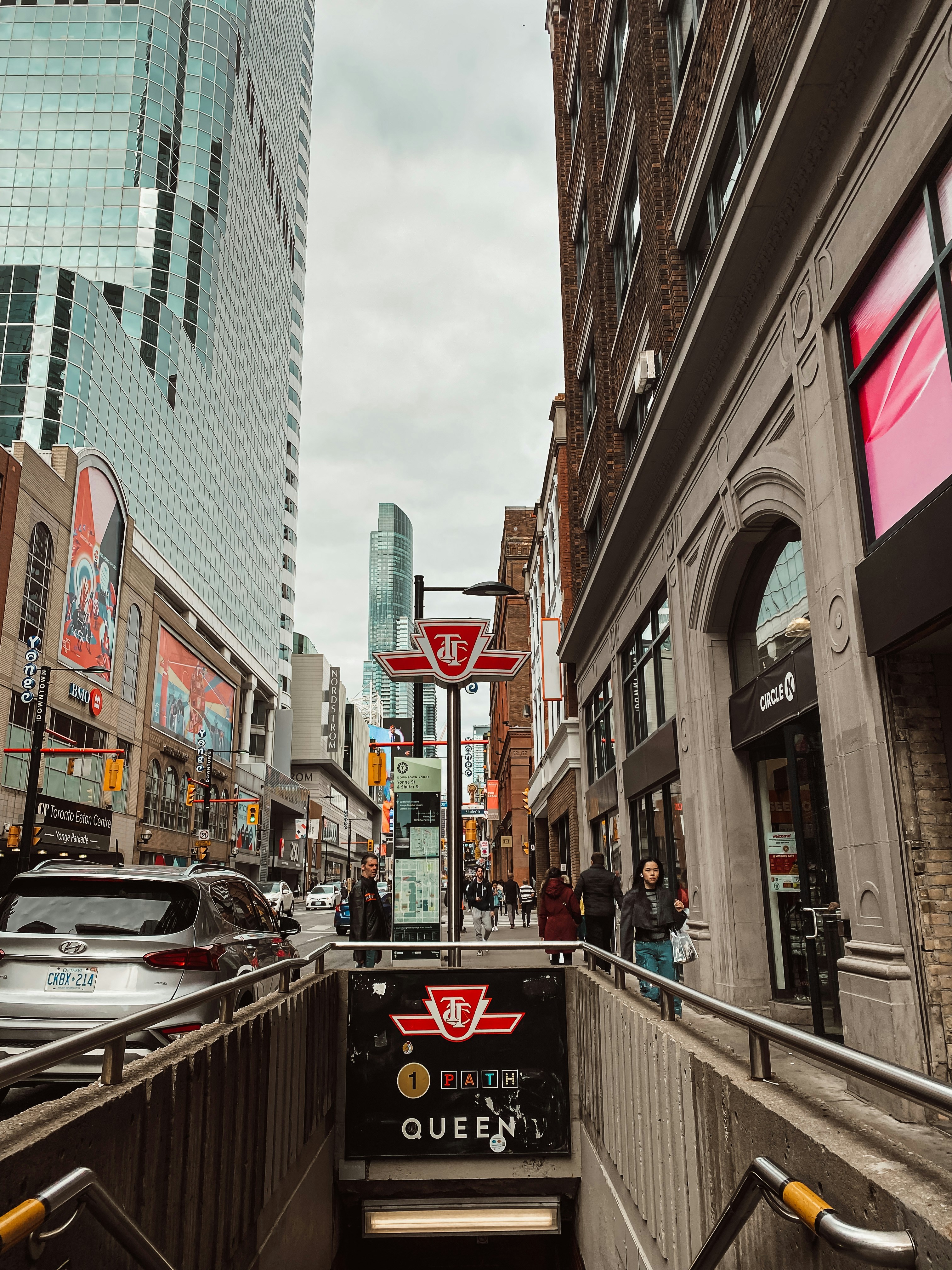 Una calle concurrida de la ciudad