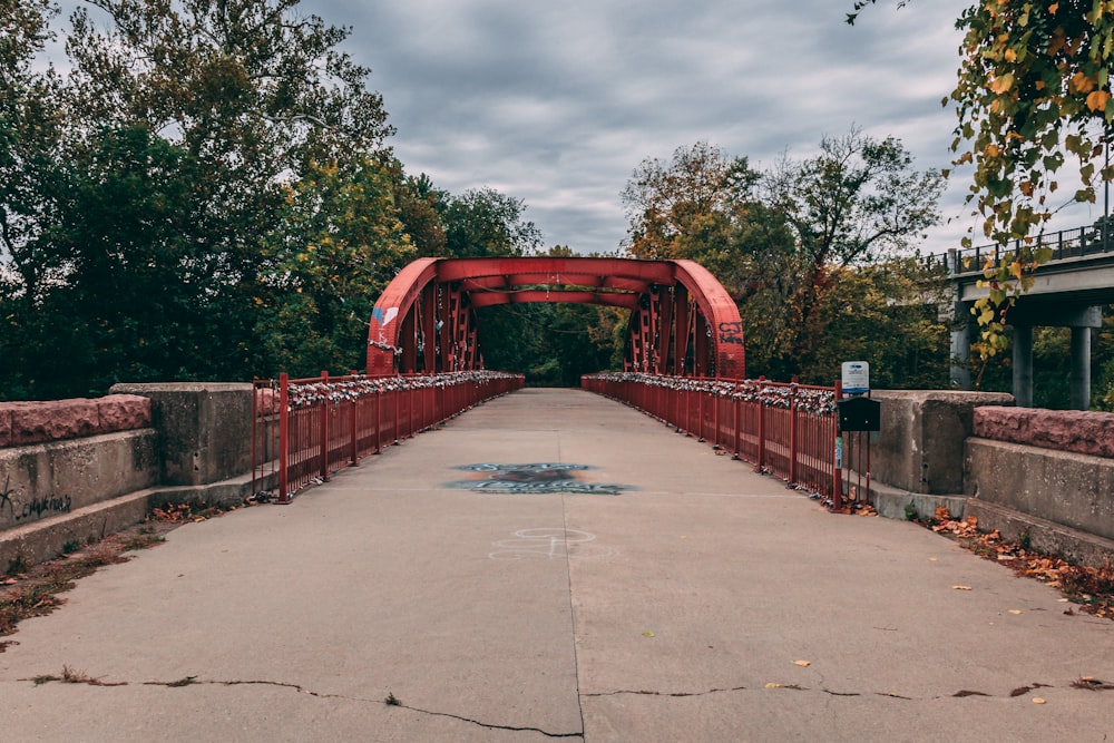 un pont avec une balustrade rouge