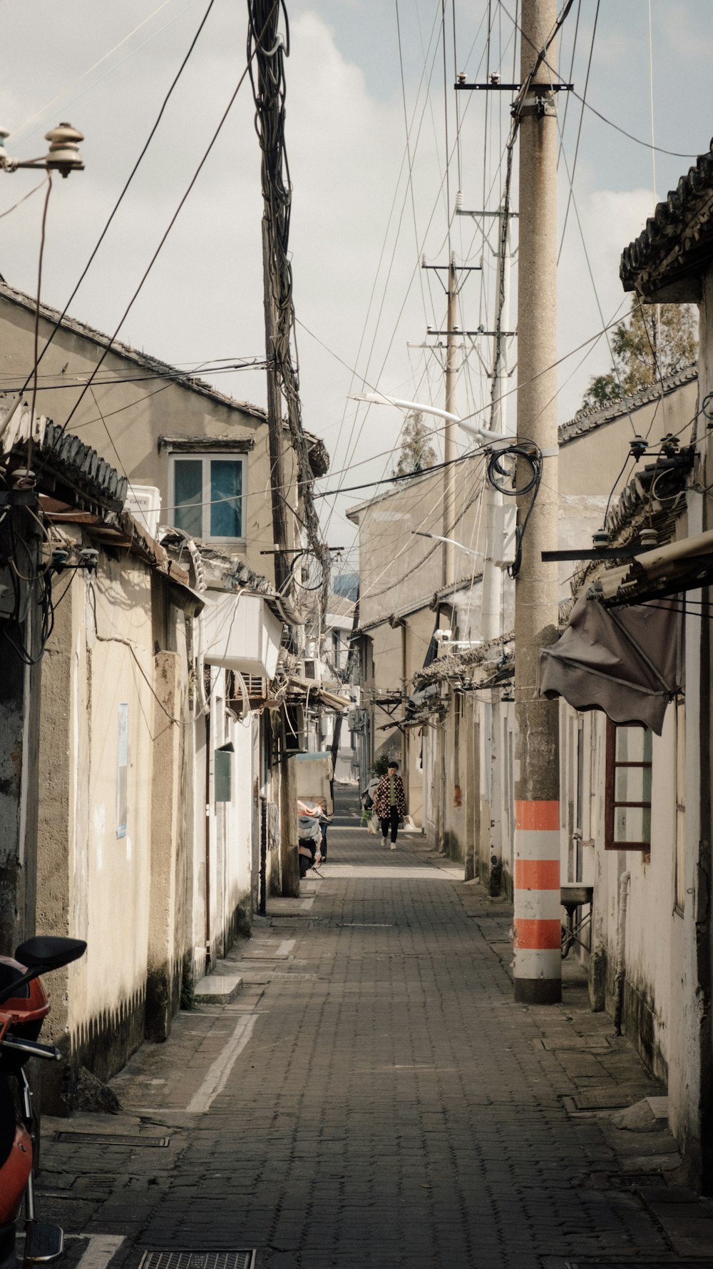 a narrow street with buildings on both sides