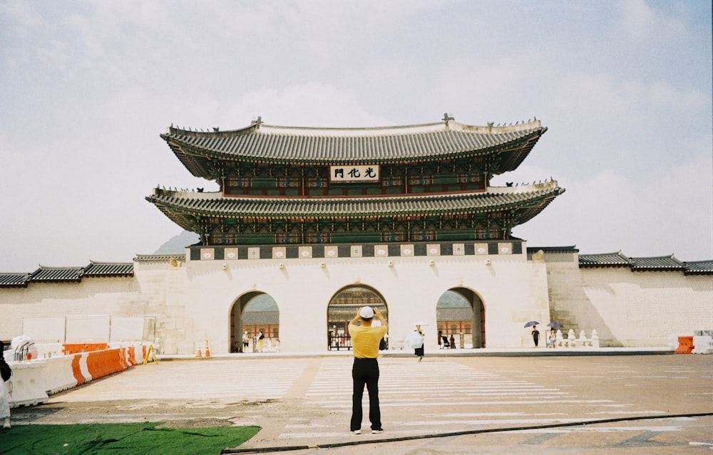 uma pessoa em pé na frente de Gwanghwamun