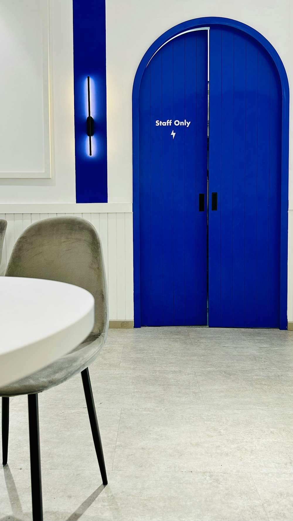 椅子の横の青いドア