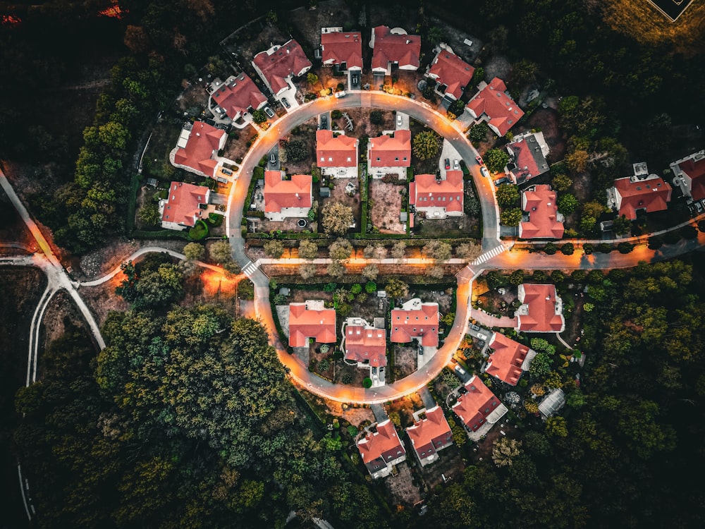 Un gran edificio rojo y blanco