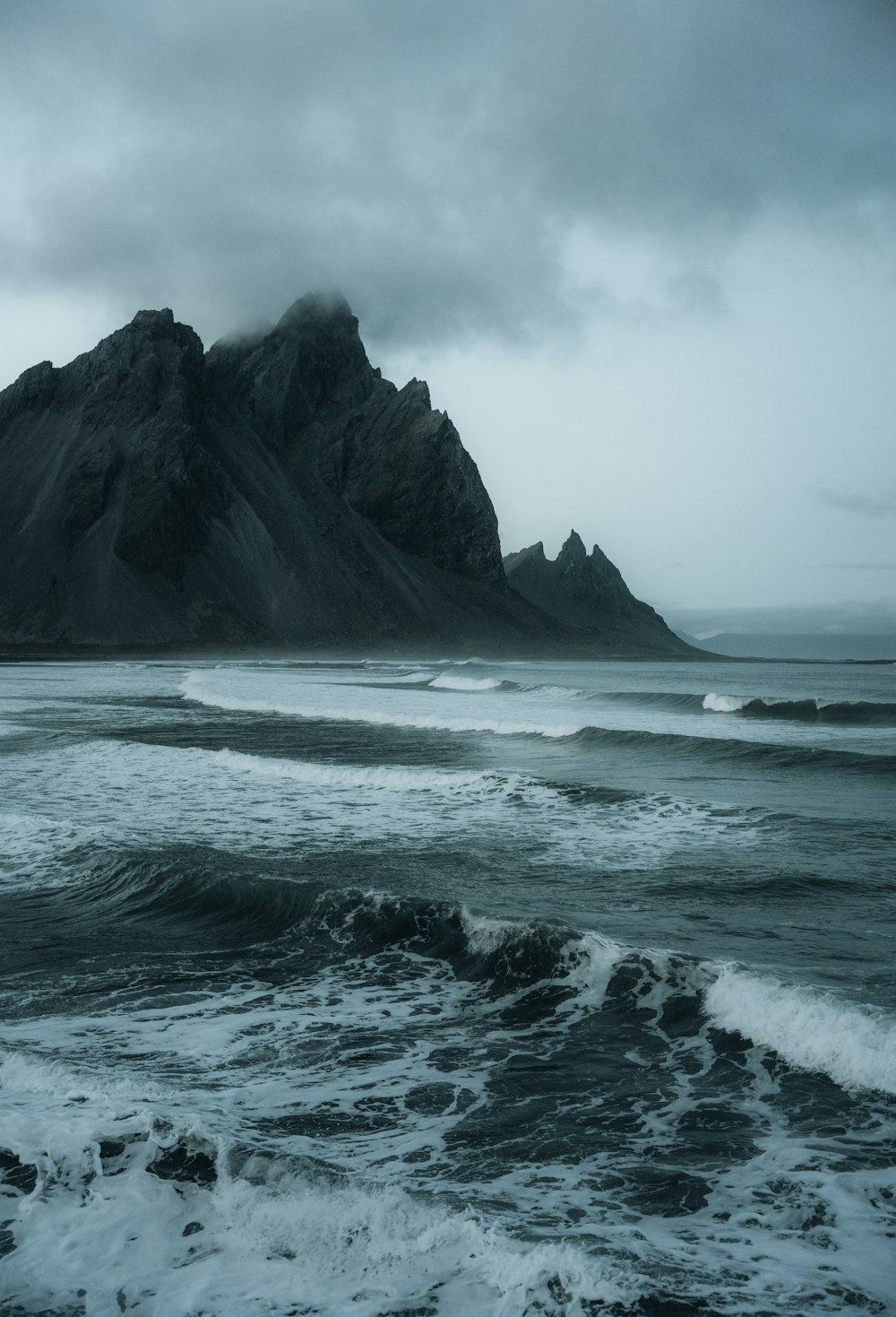 Ein felsiger Strand mit Wellen, die gegen ihn prallen