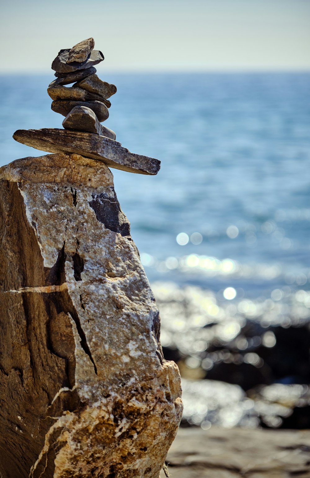 Una pila de rocas junto al agua