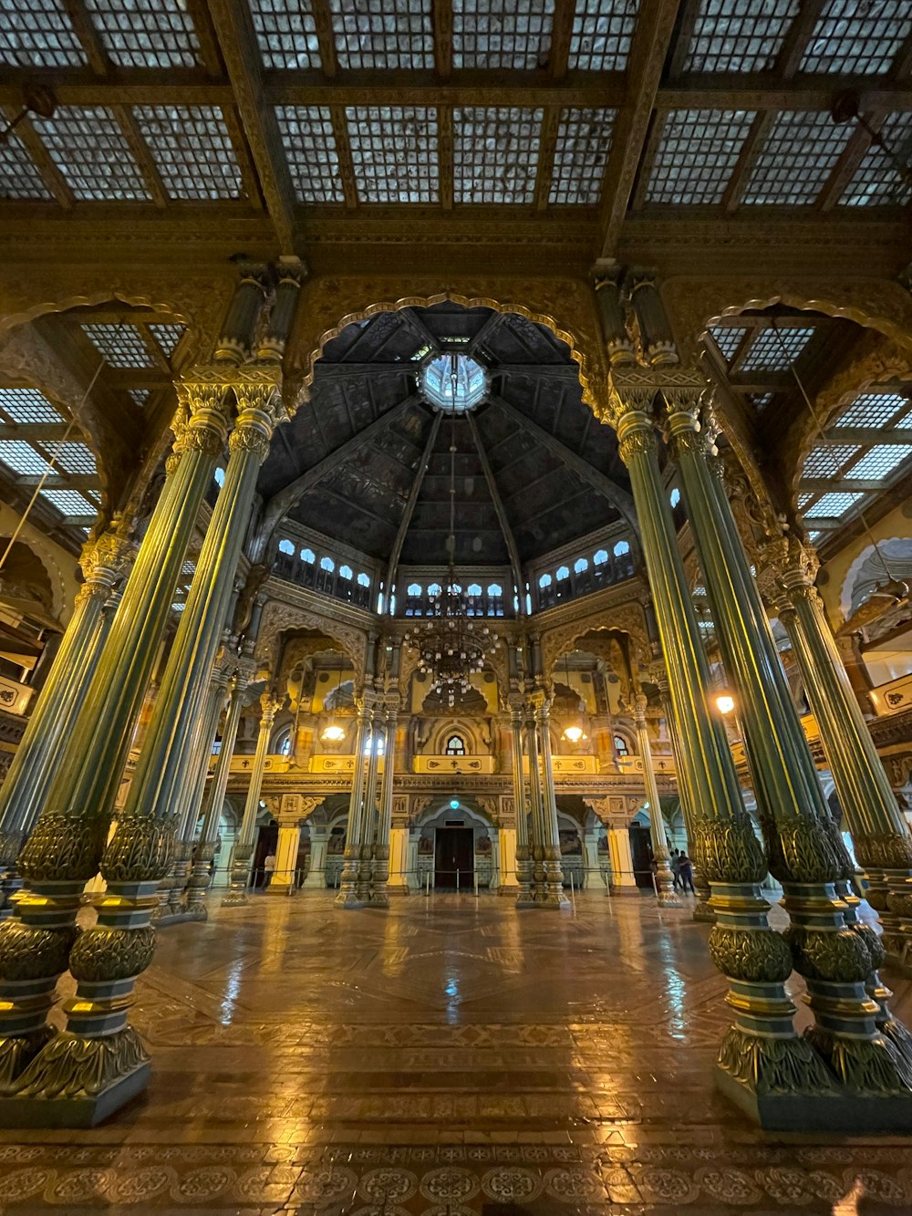 ein großes reich verziertes Gebäude mit einer großen Decke und vielen Säulen