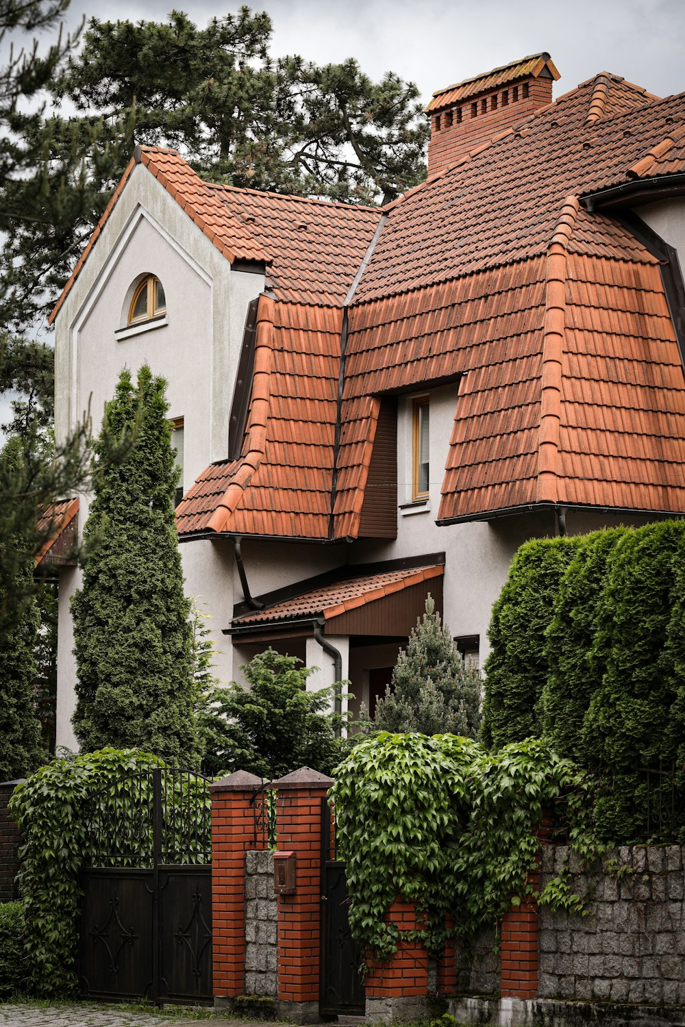 Une maison au toit rouge