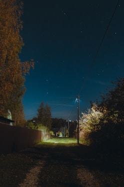 Muro alto de uma residencia mal iluminada