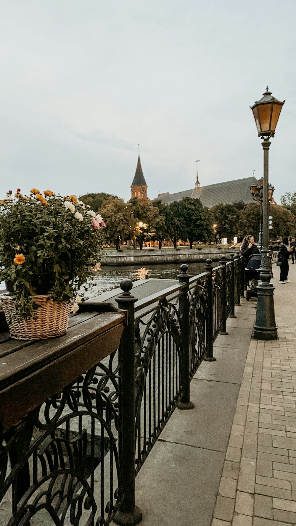 eine Brücke mit Blumen darauf