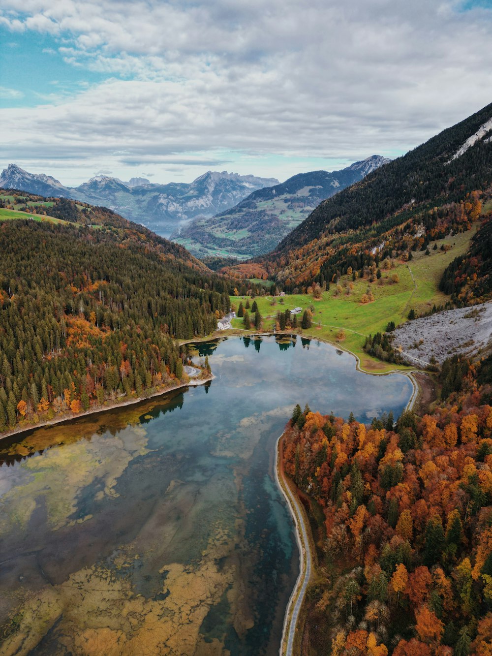 Ein Fluss, der durch ein Tal fließt