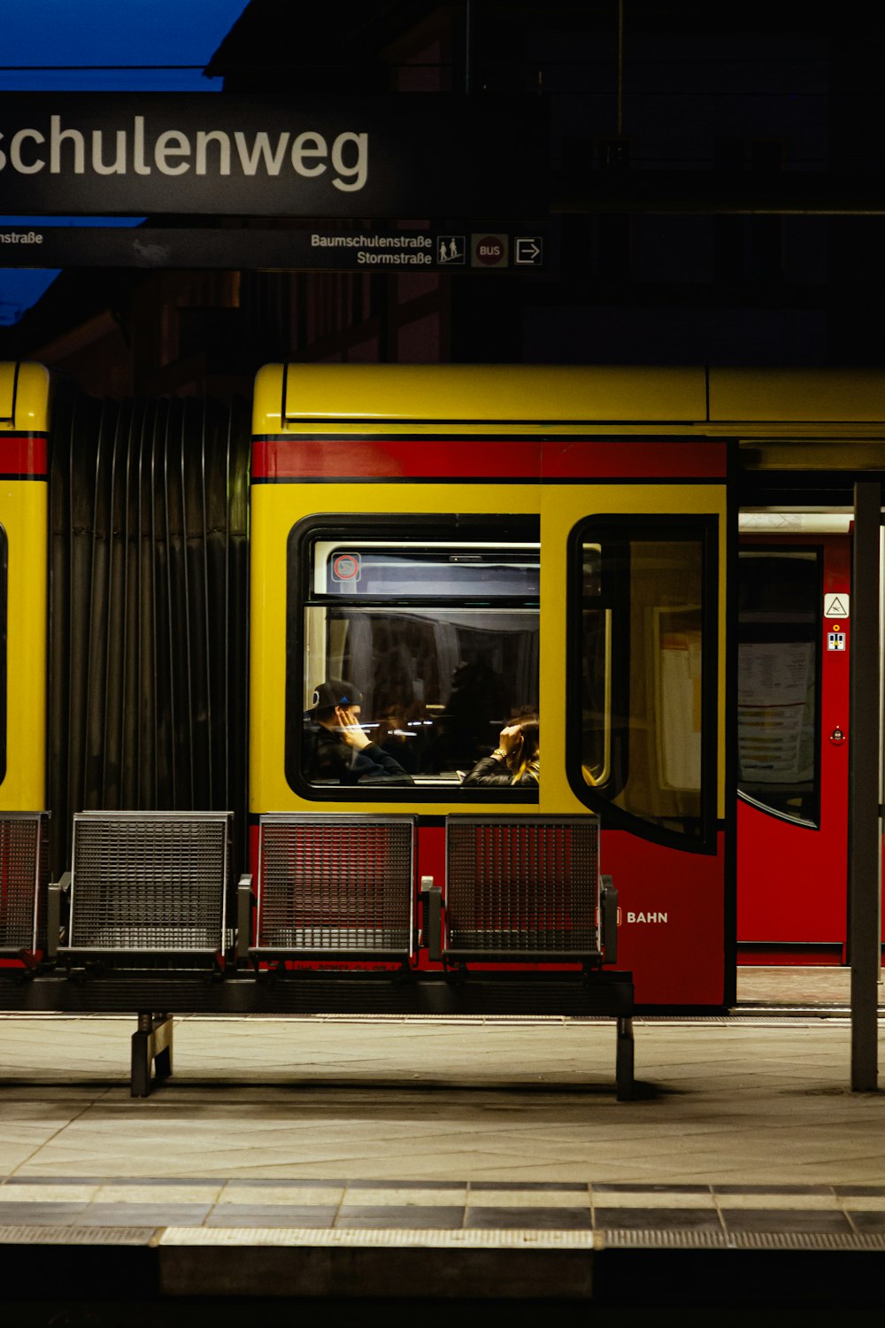 Un tren viaja por las vías