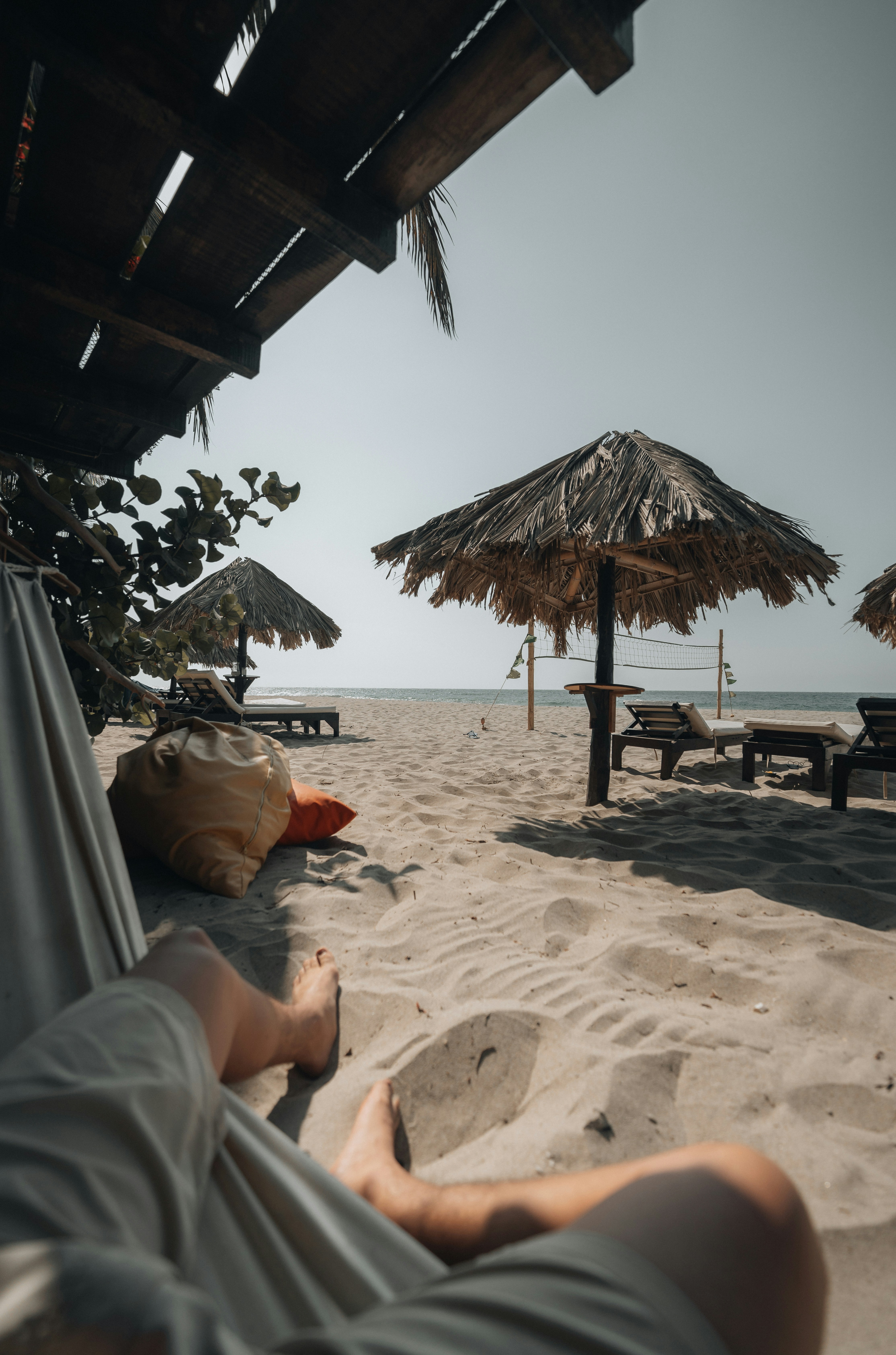 Eine Person, die am Strand liegt