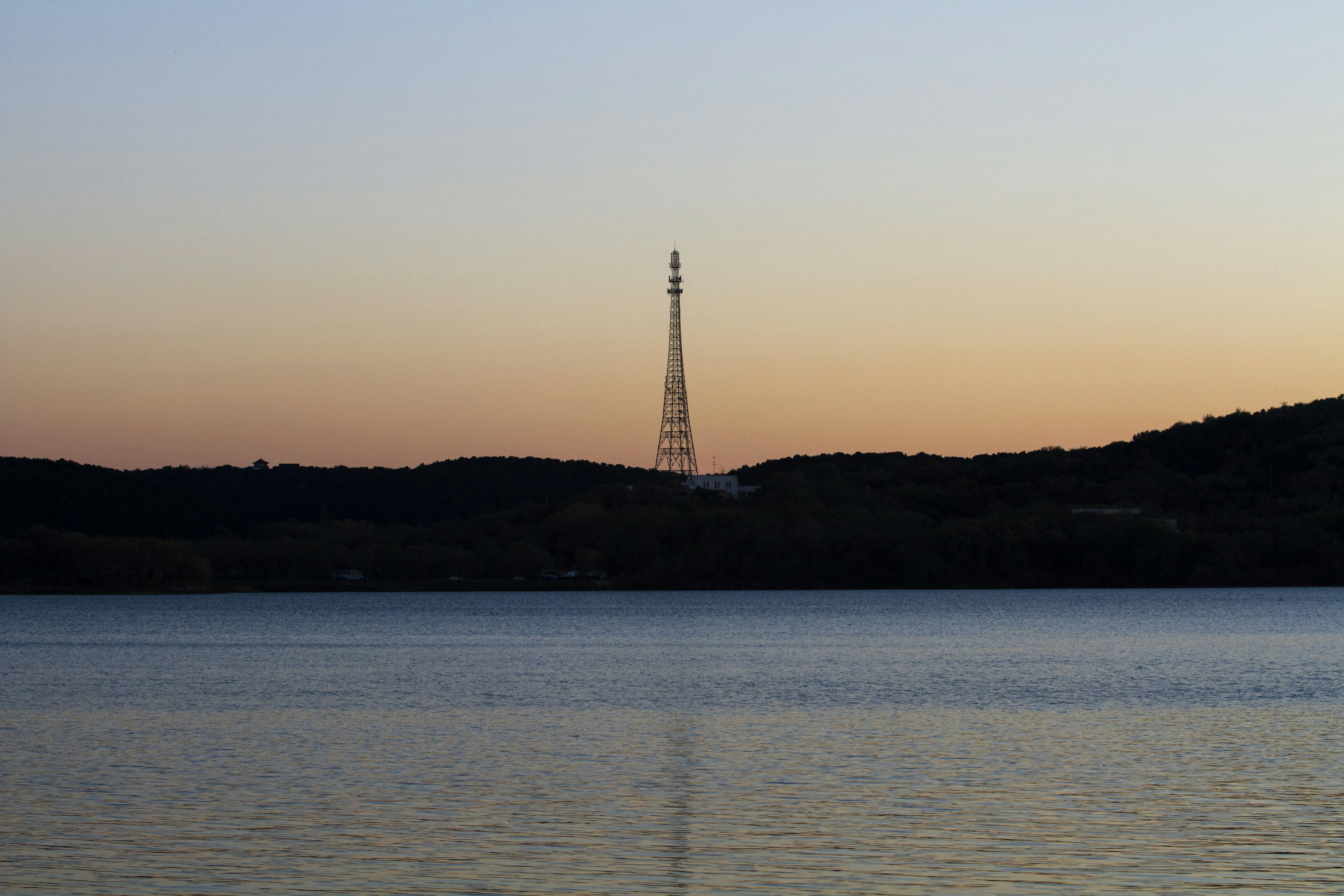 遠くに塔がある水域