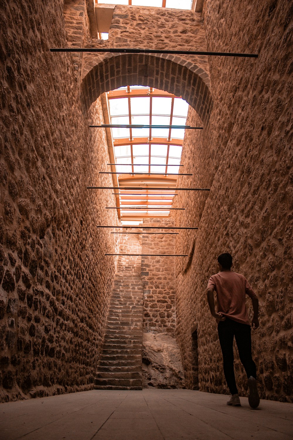 Un homme marchant dans un bâtiment en briques