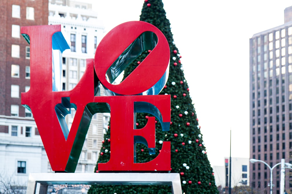 Ein Weihnachtsbaum vor einem Gebäude